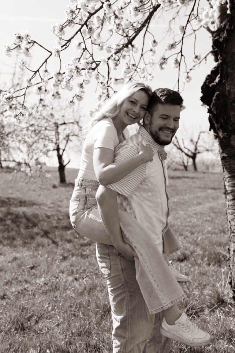Paarportrait unter einem blühenden Kirschbaum im Raum Nürnberg