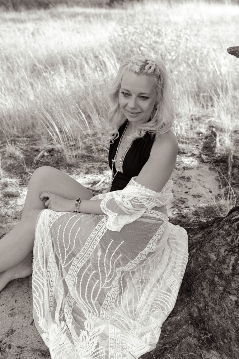 Portraitshooting einer Frau in der golden hour auf einer Wiese in Erlangen