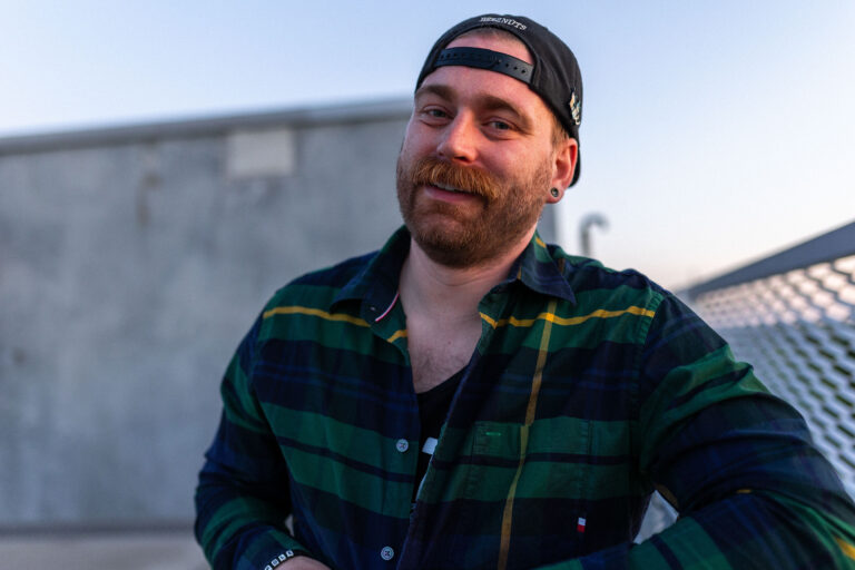 Portraitshooting eines Mannes auf einem Parkhausdeck bei Sonnenuntergang in Erlangen