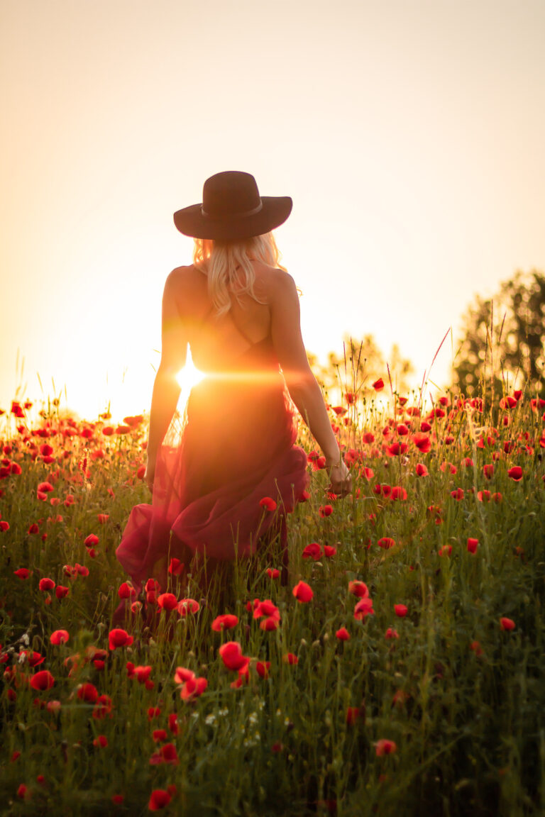 Solo Portrait einer Frau in der golden hour im Mohnfeld Raum Erlangen-Höchstadt