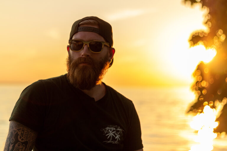 Portraitshooting eines Mannes im Sonnuntergang am Meer