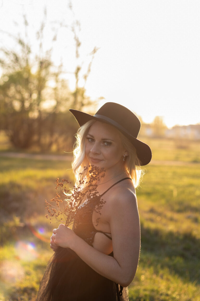Solo Portrait einer Frau in der golden hour in Erlangen