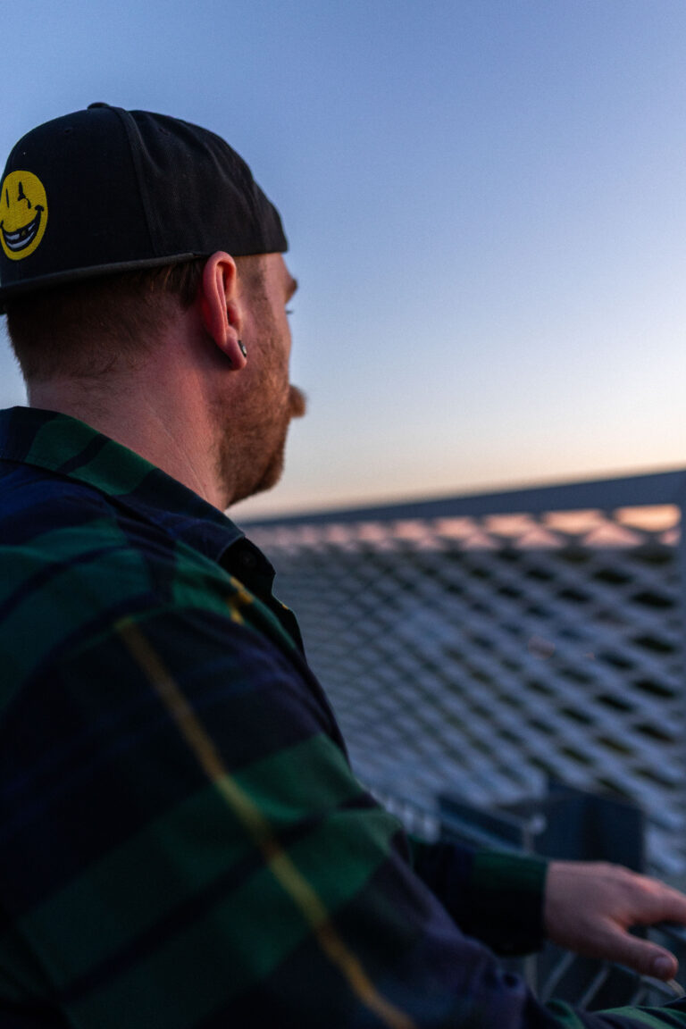 Portraitshooting eines Mannes auf einem Parkhausdeck bei Sonnenuntergang in Erlangen