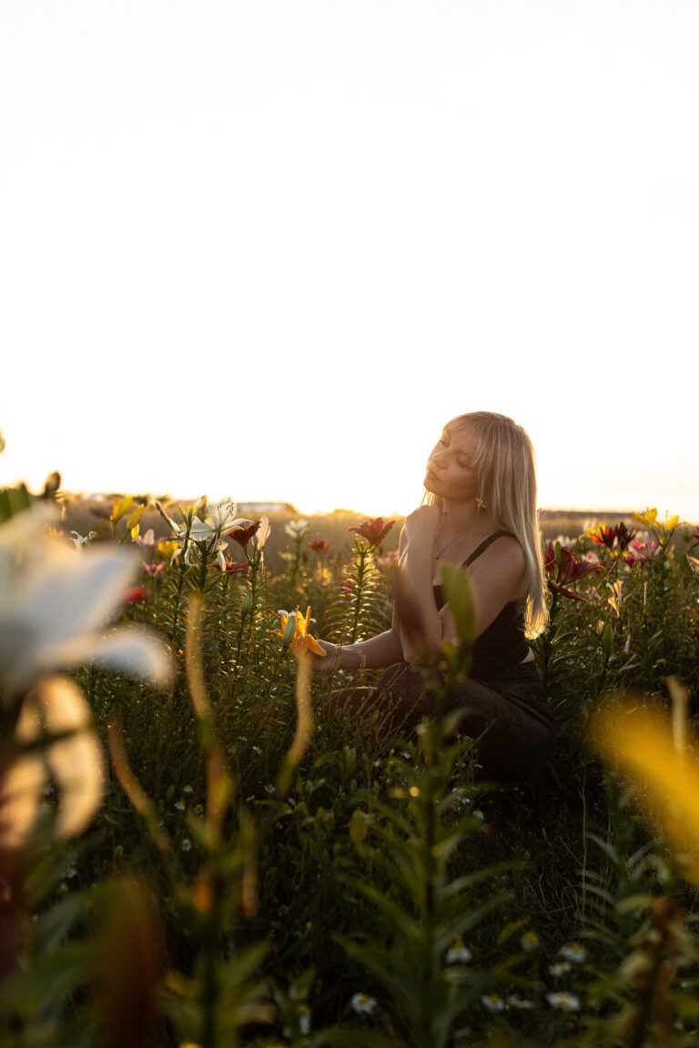 Portraitfoto einer Frau im goldenen Sonnenuntergangslicht im Lilienfeld im Raum Erlangen-Nürnberg