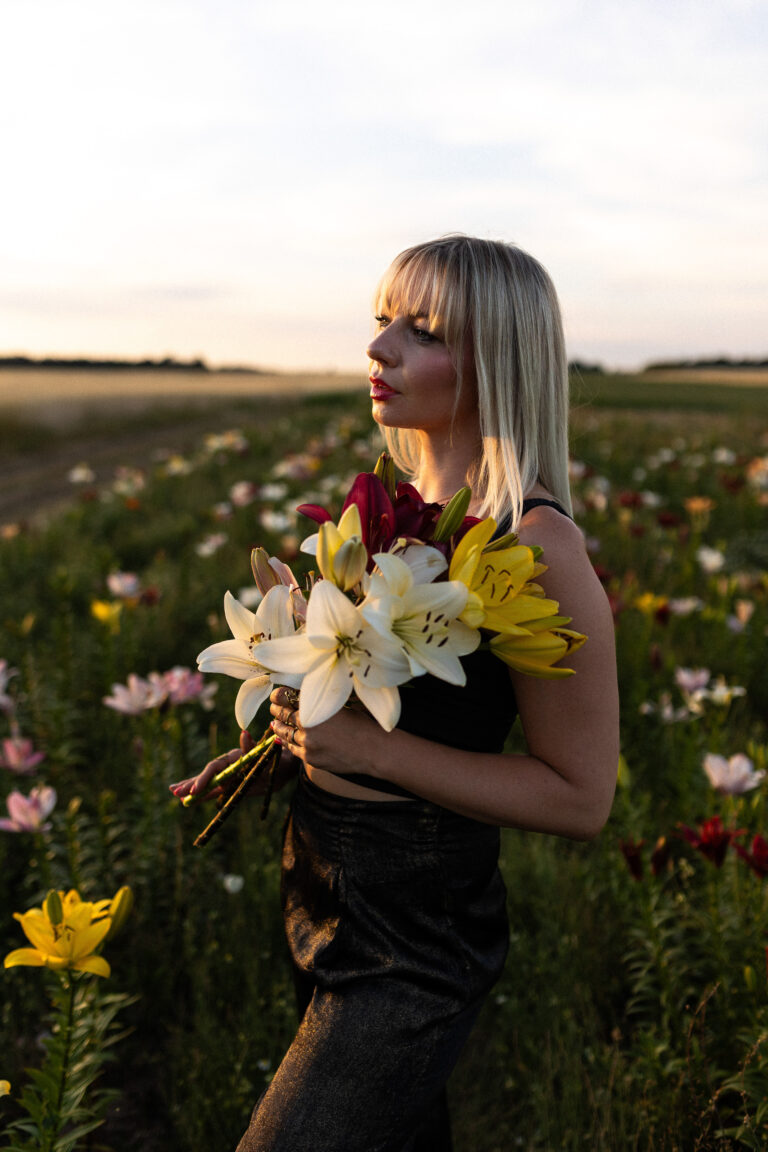 Portraitfoto einer Frau im goldenen Sonnenuntergangslicht im Lilienfeld im Raum Erlangen-Nürnberg