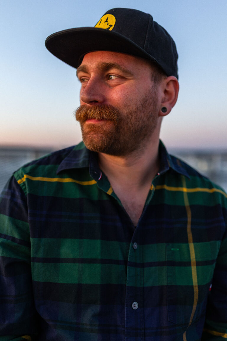 Portraitshooting eines Mannes auf einem Parkhausdeck bei Sonnenuntergang in Erlangen