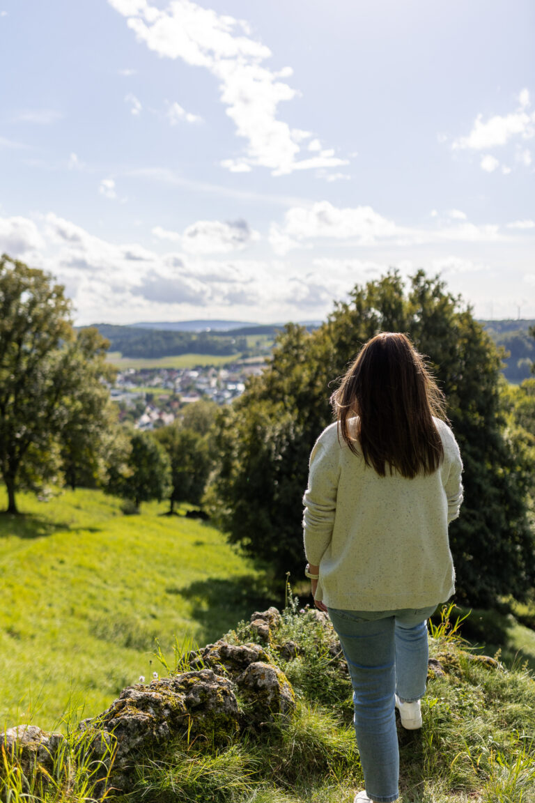Brand Shooting einer Frau mit Blick auf das Tal im Raum Neumarkt i. d. Oberpfalz