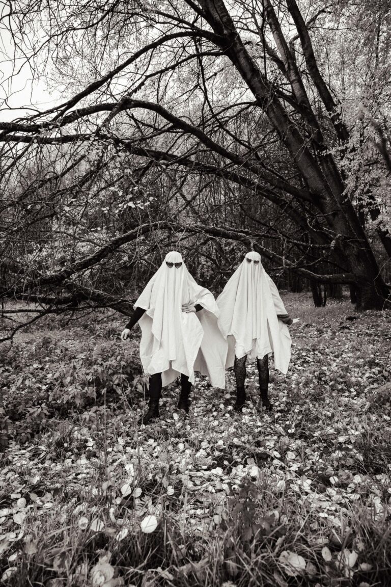 Shooting im Herbstlaub des Waldes mit zwei als Geister verkleideten Personen und Wunderkerzen in Erlangen