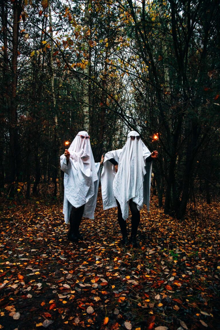 Shooting im Herbstlaub des Waldes mit zwei als Geister verkleideten Personen und Wunderkerzen in Erlangen