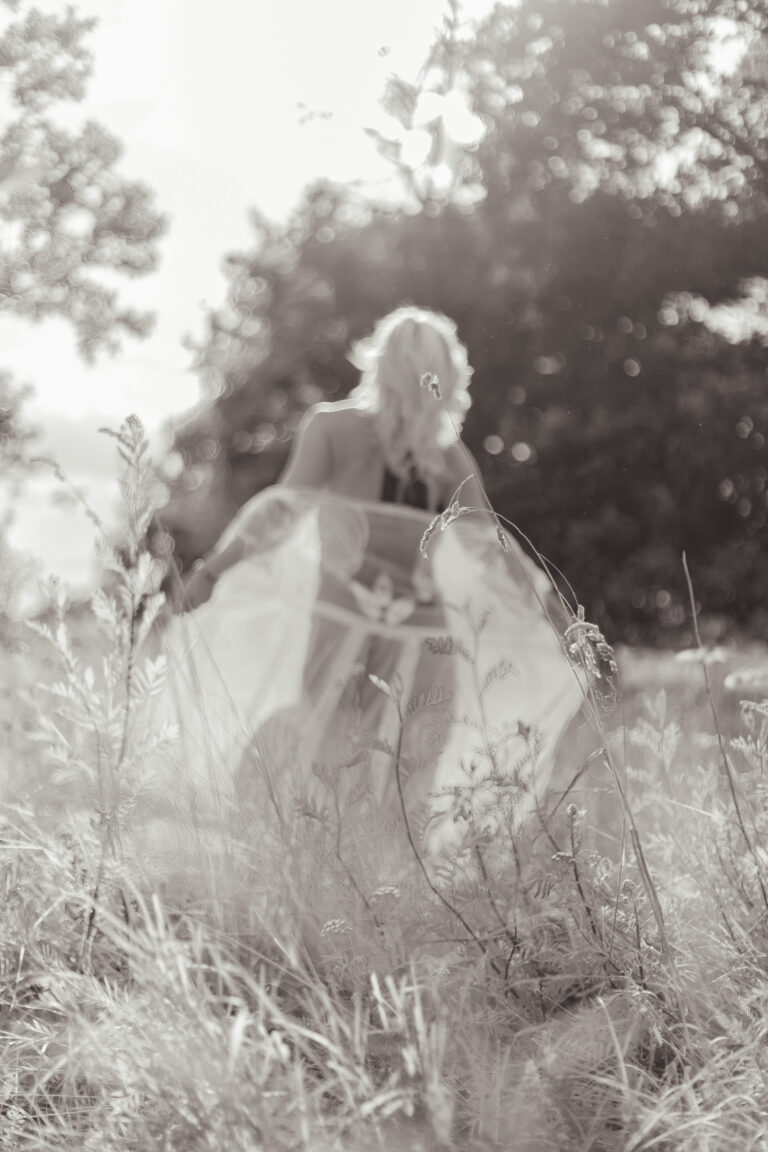 Portraitshooting einer Frau in der golden hour auf einer Wiese in Erlangen
