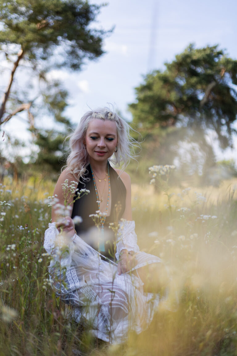 Portraitshooting einer Frau in der golden hour auf einer Wiese in Erlangen