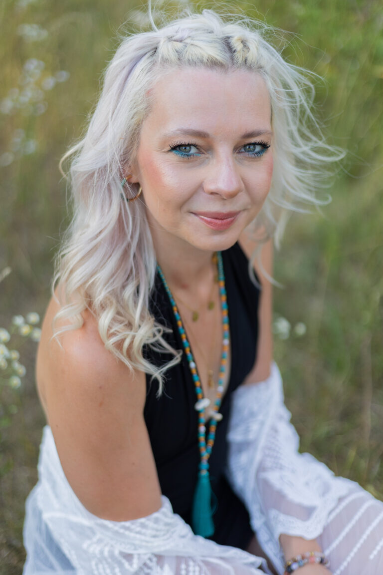Portraitshooting einer Frau in der golden hour auf einer Wiese in Erlangen